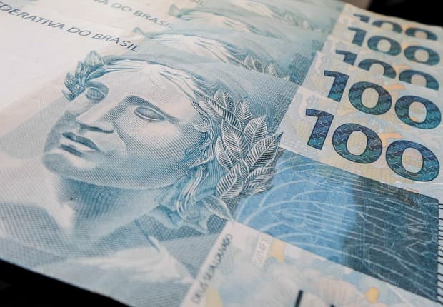 Inadimplente brasileiro deve três vezes o salário