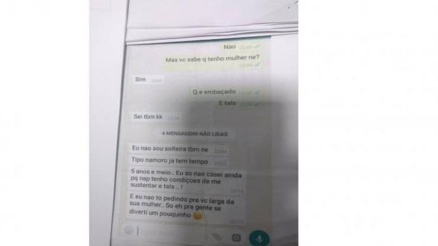FOTO: Mulher no Paraná flagra conversa do marido com outra no WhatsApp e divulga em panfletos