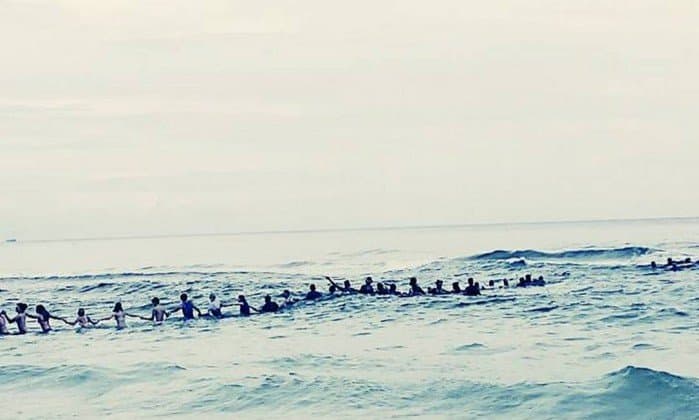 FOTO: Corrente humana de 80 banhistas salva família em praia na Flórida