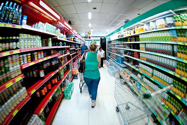 Alta de tributo sobre combustível fará preço subir até 5% em supermercados