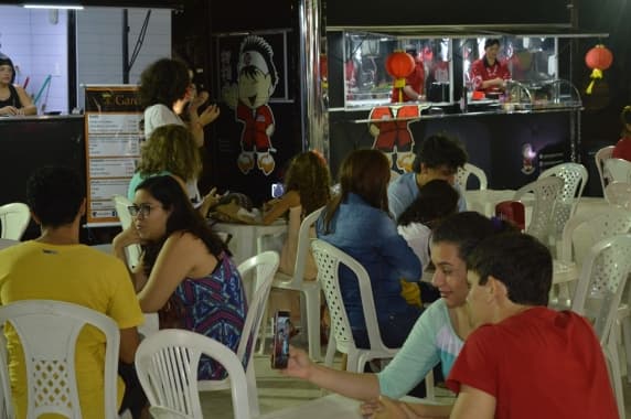 Feira de gastronomia e arte acontece de quinta-feira a domingo na Praça da Árvore no Mirassol