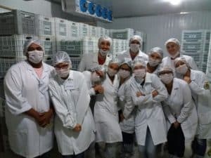 Alunos de Engenharia de Alimentos da UFRN visitam fábrica que produz água de coco no RN