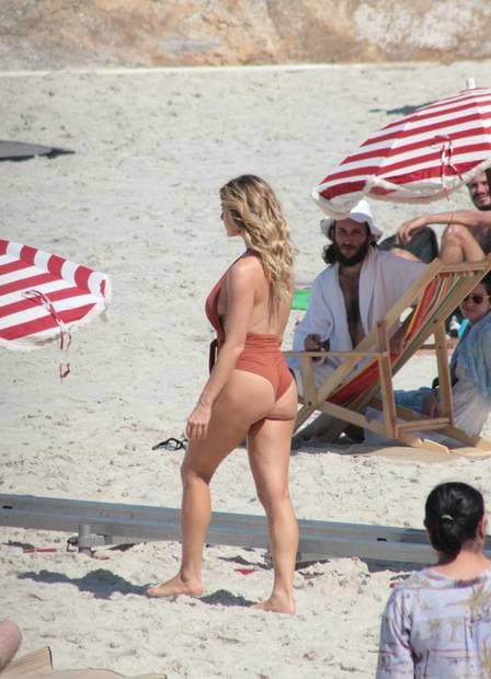 FOTOS: Aos 44 anos, beleza da atriz global Letícia Spiller, de maiô sexy em praia, bomba na web