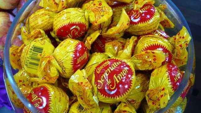 Nestlé e Garoto vão parar de produzir Serenata de Amor, Chokito e Lollo