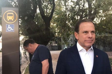 FOTO: Doria vai de ônibus à Prefeitura e reclama da falta de ar-condicionado; ainda esperou por 12 minutos em parada
