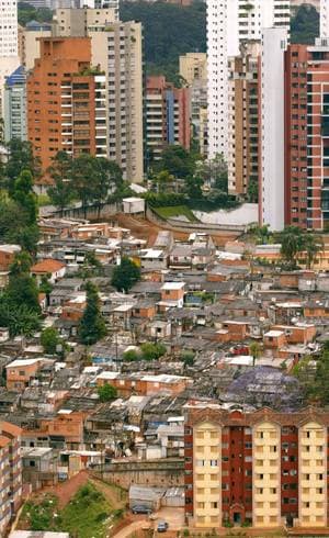 Seis bilionários possuem a mesma riqueza de 100 milhões de brasileiros; 8 em cada 10 vivem com menos de dois salários mínimos