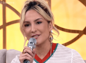 Morando nos EUA, Claudia Leitte detona e chama brasileiros de povo mal educado