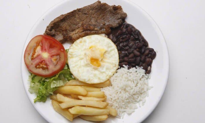 Prato feito caseiro está quase 4% mais barato; deflação do arroz, feijão e batata e desaceleração na alta da carne bovina colaboram