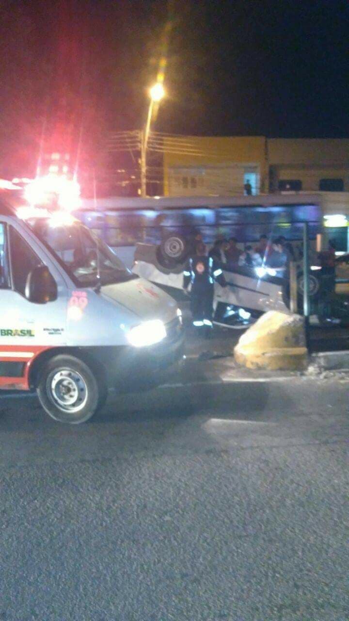 FOTO: Capotamento na Av. Bernardo Vieira