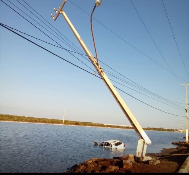 Carro arrebenta com poste e cai em lagoa de extração de sal em Macau, RN