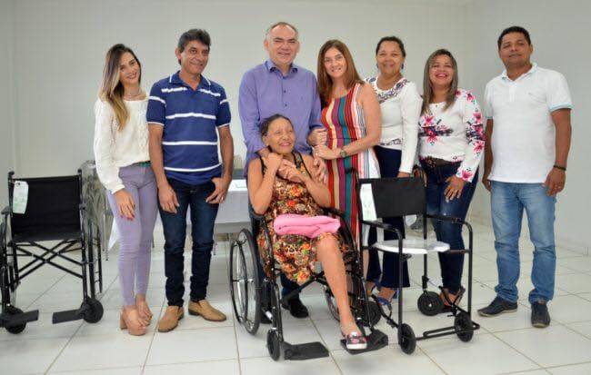 Prefeitura de São Gonçalo entrega cadeiras de roda e de banho