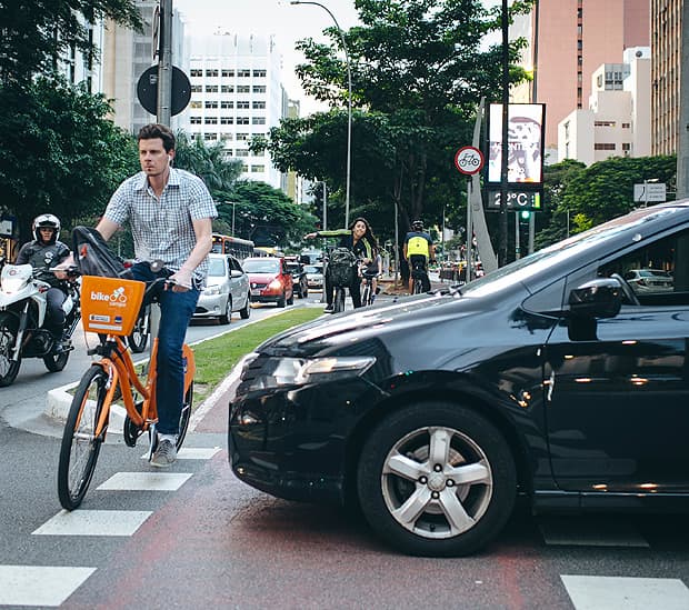 Pedestres e ciclistas flagrados cometendo infração de trânsito no país serão multados a partir de 2018