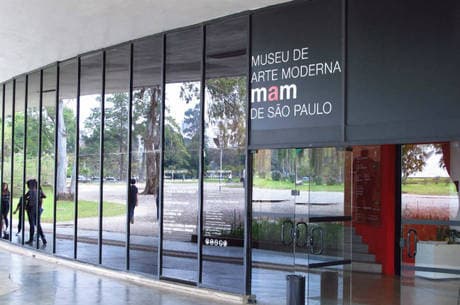Oito em cada dez brasileiros são contra criança tocar homem nu em exposição de arte