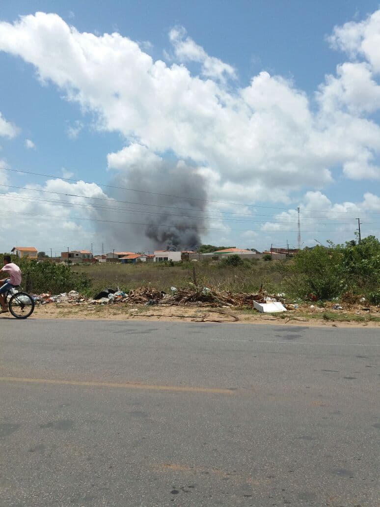 FOTOS: Mais de 100 casas são atingidas por incêndio em comunidade da Zona Oeste de Natal