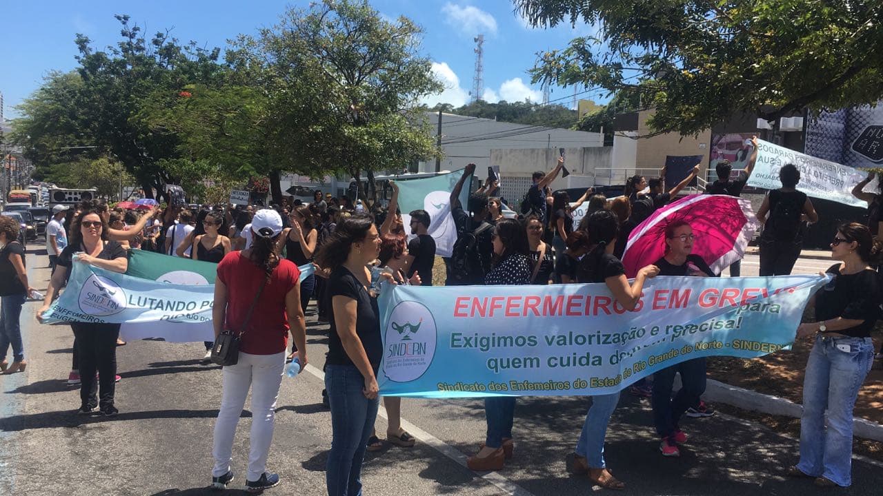 FOTOS: Protesto de enfermeiros bloqueia cruzamento entre Alexandrino e Romualdo