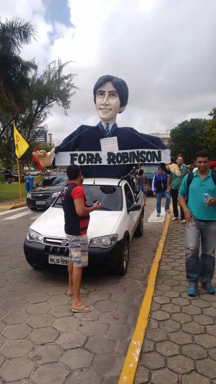 FOTOS: Policiais e bombeiros protestam em Natal contra atrasos de salários
