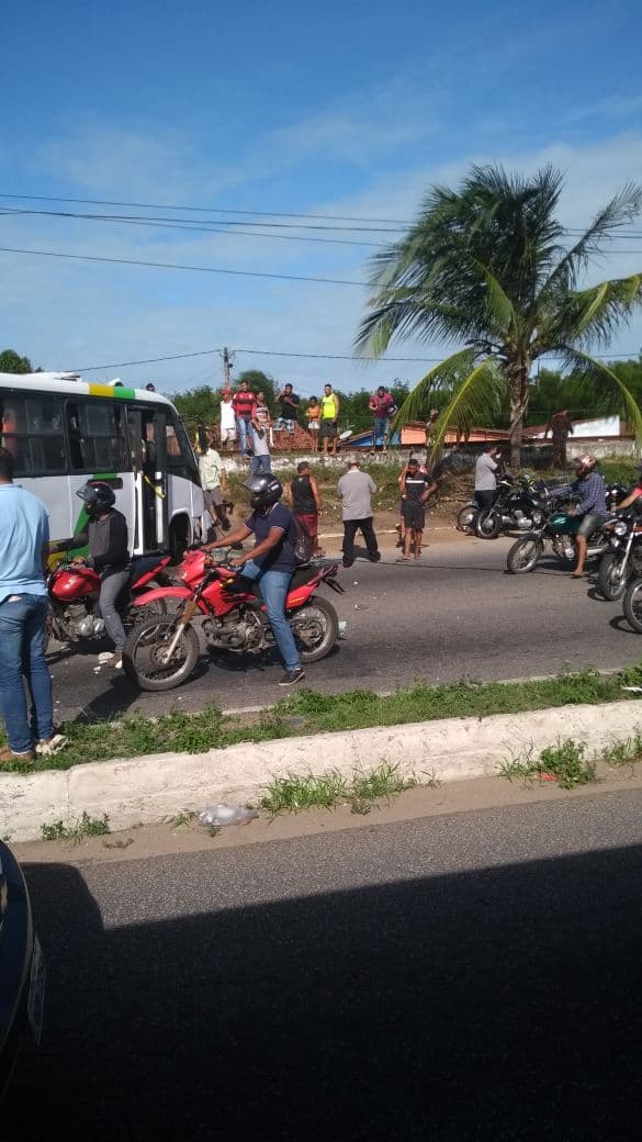 FOTOS: Acidente envolvendo micro-ônibus derruba poste e paralisa trânsito nas proximidades da Ponte de Igapó