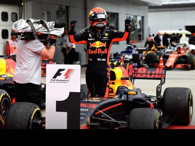 Max vence na Malásia! Vettel sai de último, chega em 4º e bate após bandeirada