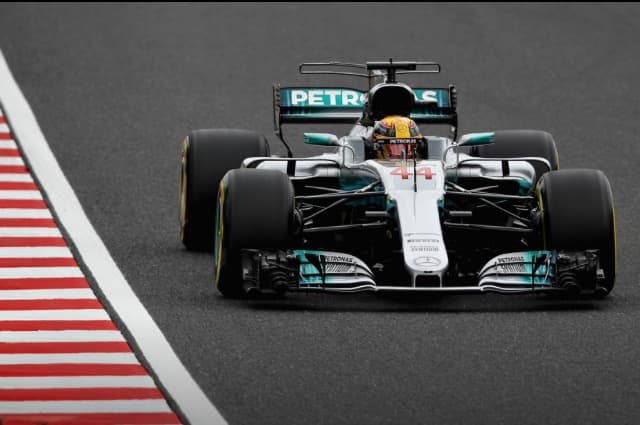 Com direito a recorde, Hamilton faz pole inédita em Suzuka. Vettel larga em 2º