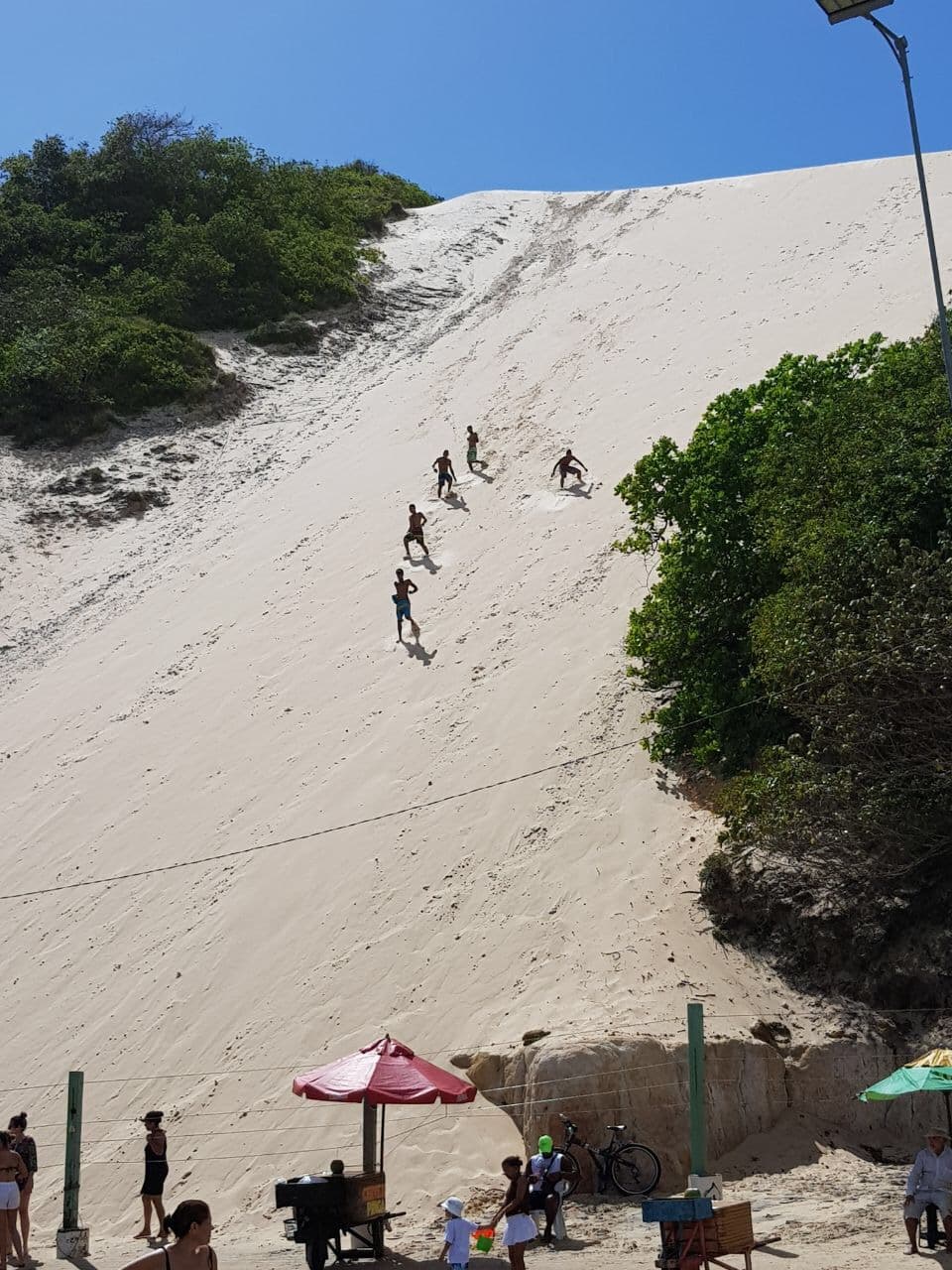 FOTO: Banhistas desrespeitam determinação e sobem no Morro do Careca