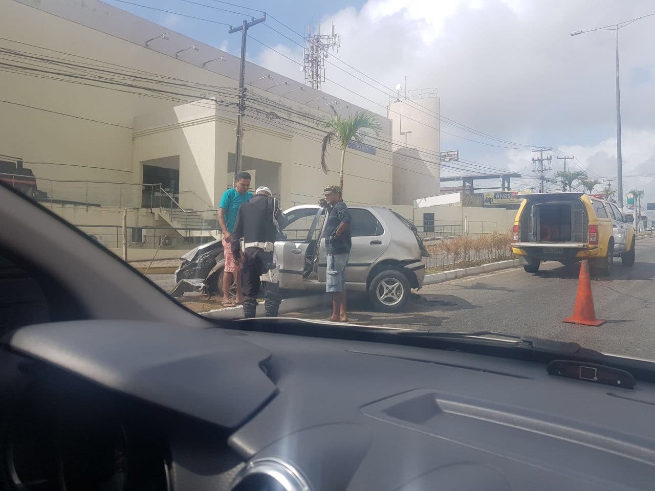 FOTOS: Acidente é registrado na Av. João Medeiros Filho