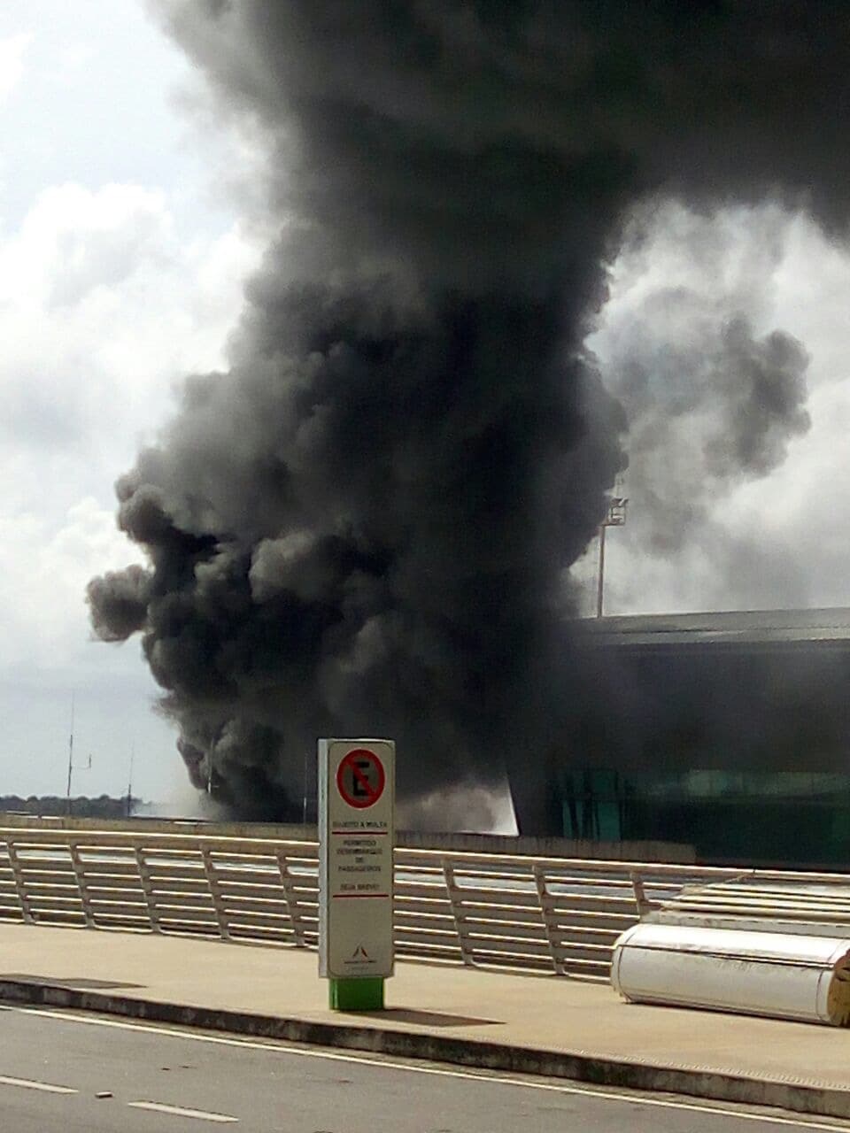FOTO: Pequeno incêndio é registrado no aeroporto de São Gonçalo