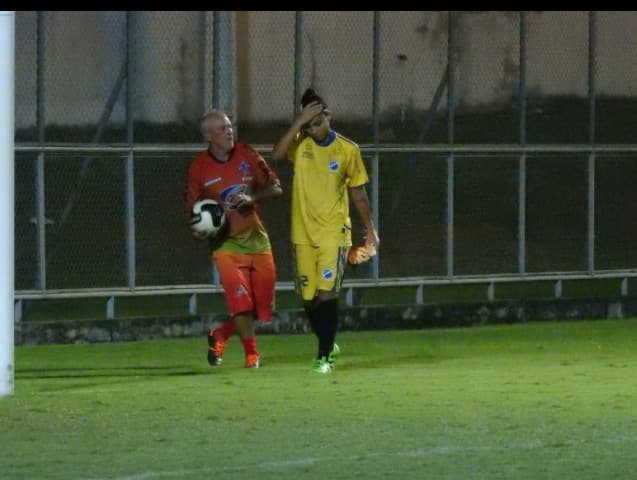 Dia muito ruim: goleira sofre dois frangos, é substituída e expulsa no banco; veja os gols