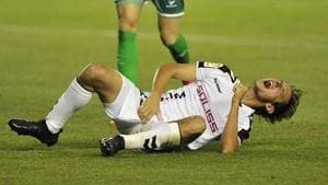 Após choque, jogador leva 10 pontos no pênis na Espanha; assista ao lance