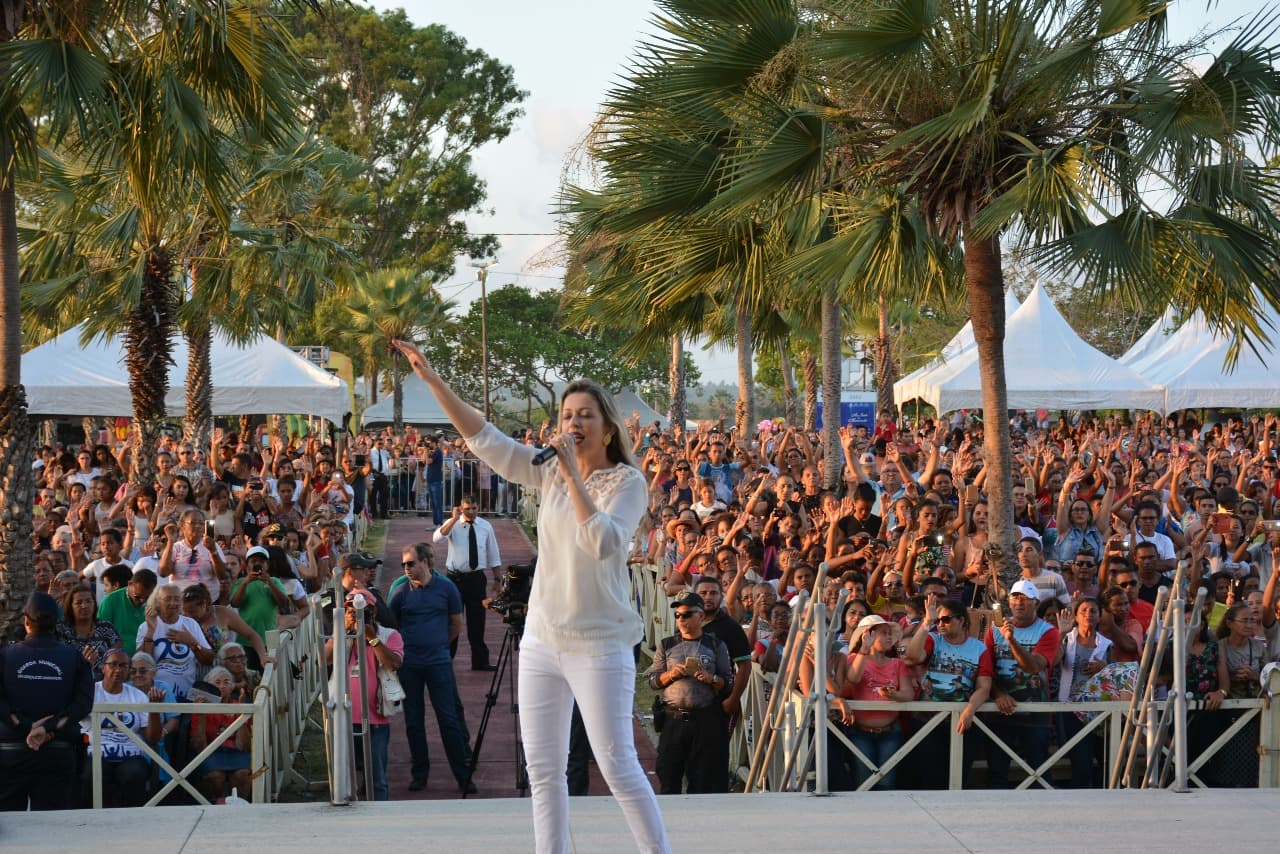 FOTOS: Em show, Adriana Arydes parabeniza prefeito pelo apoio à celebração dos Mártires
