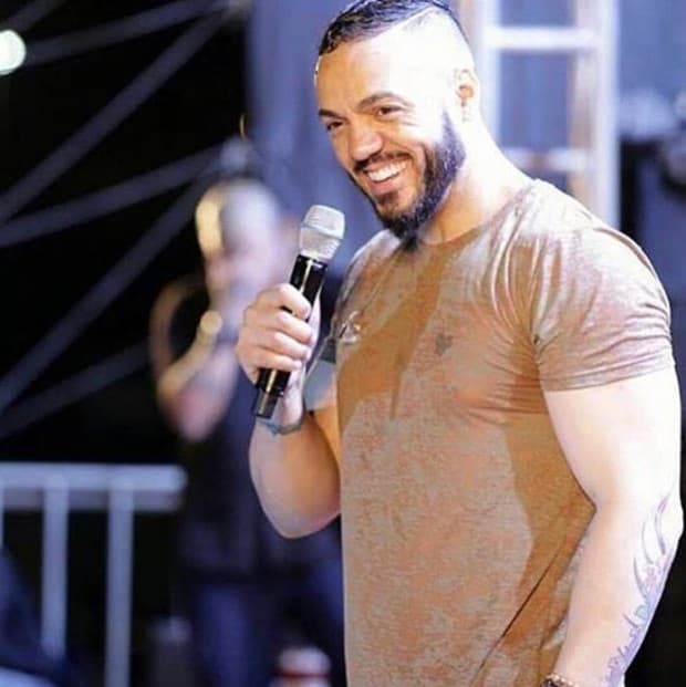 Cantor Belo cobra até R$ 600 para tirar foto com fãs em show intimista