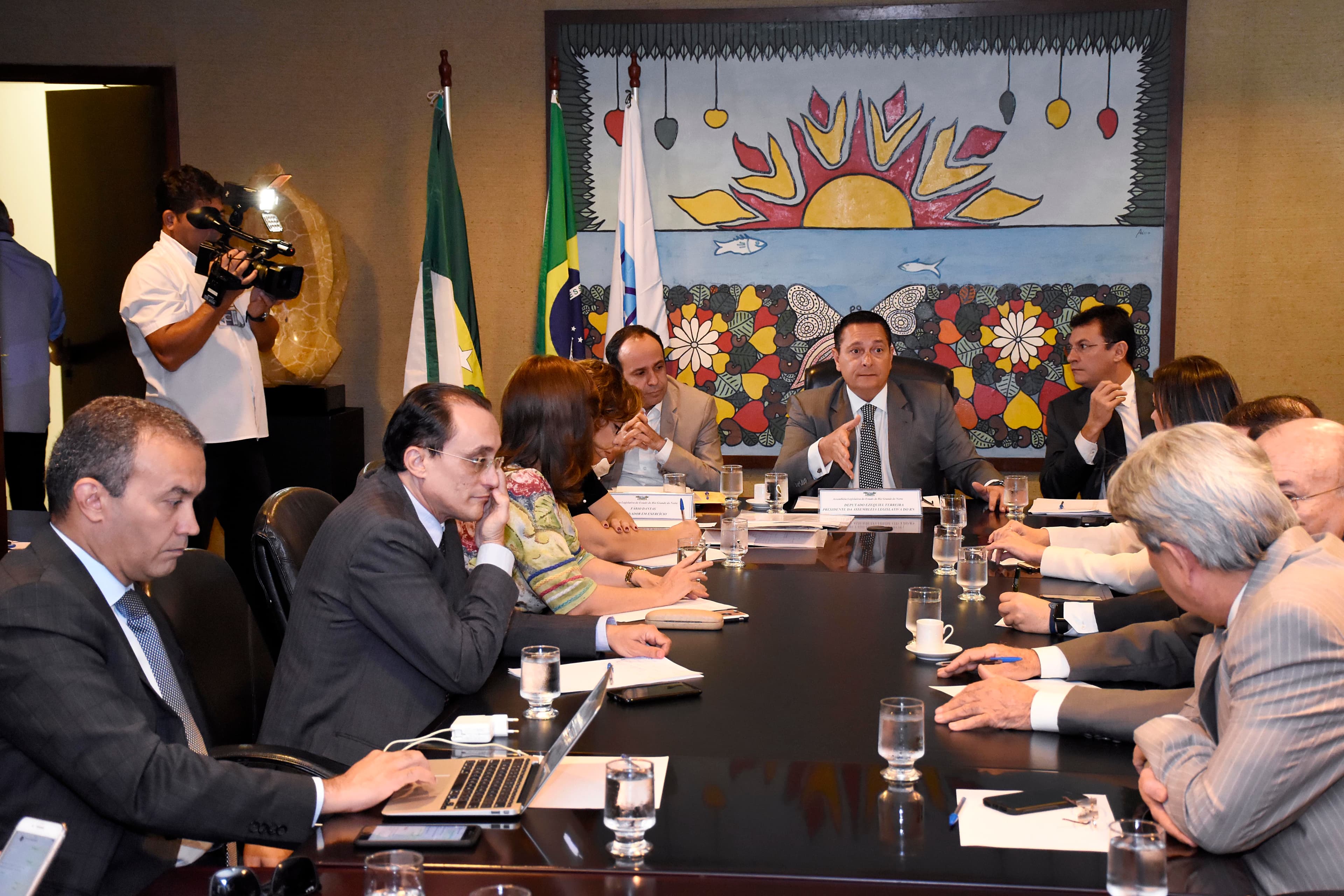 Deputados estaduais recebem pacote de projetos do Executivo
