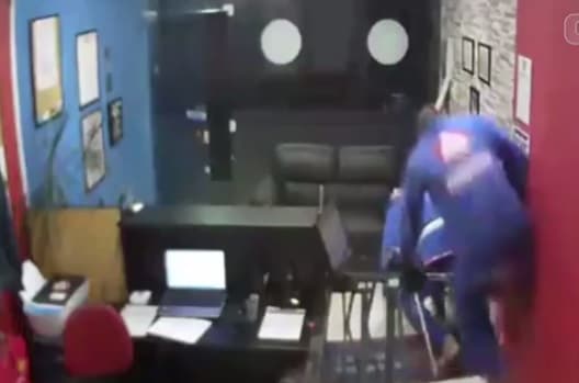 VÍDEO: Bandido corre de lutadores após invadir academia de jiu-jitsu Gracie no RJ para roubar