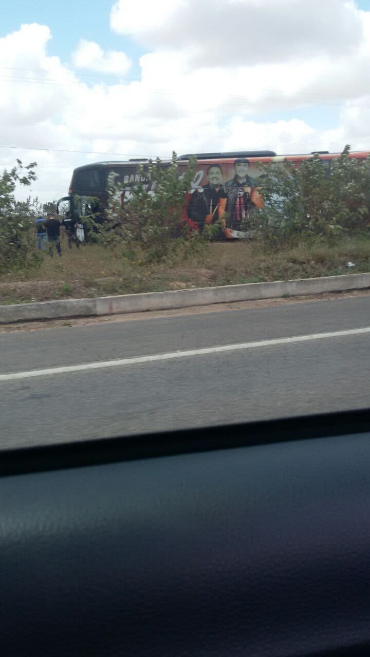 FOTO: Ônibus da banda Grafith sai da pista em Santa Maria, na BR-304