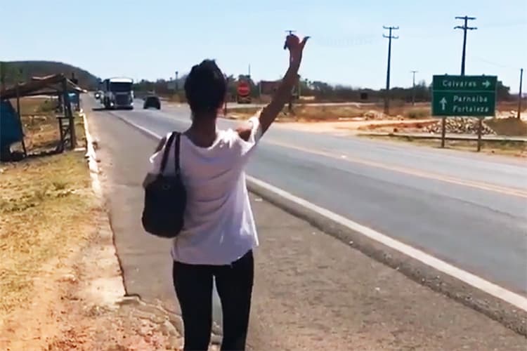 FOTOS: Ônibus de Paula Fernandes quebra e cantora pede carona no Piauí