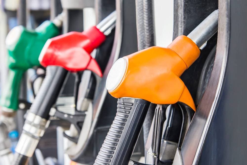 Petrobras sobe preço da gasolina em 0,8% e corta 0,2% no diesel; novos valores neste sábado