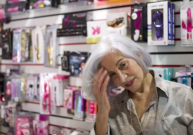 Idosa comanda sex shop após casar virgem e ficar décadas sem orgasmo