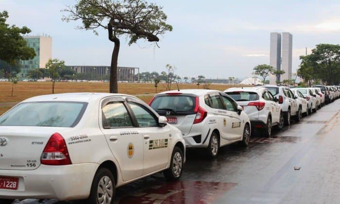 Lei que restringe aplicativos de transporte é inconstitucional, defende procuradora-geral da República