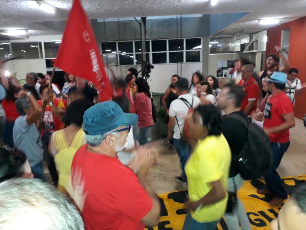 FOTO: Servidores invadem prédio da Seplan