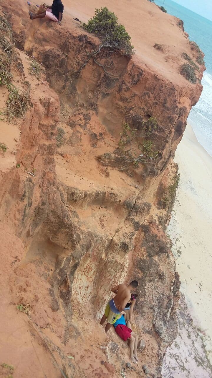 FOTO: Turista cai de falésia no litoral sul potiguar