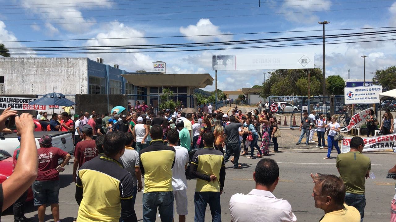 VÍDEO: Manifestação de servidores tem tumulto em frente ao Detran, em Natal, e integrantes de sindicato são presos