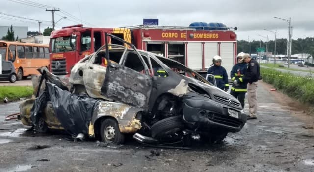 Acidente entre dois carros deixa cinco mortos na BR-116, em Curitiba