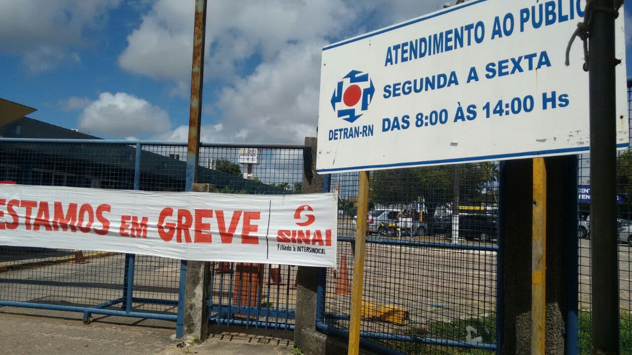 FOTOS: Servidores do DETRAN retomam greve nesta segunda-feira