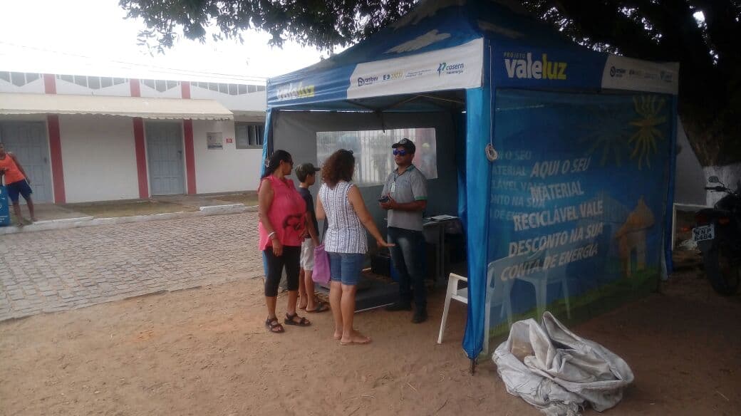 Cosern começa a trocar óleo de cozinha usado por desconto na conta de energia no Projeto Vale Luz