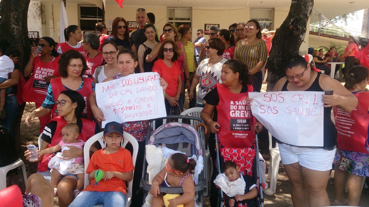 FOTO: Mães de usuários do CRI fazem cartazes em apoio à greve da saúde