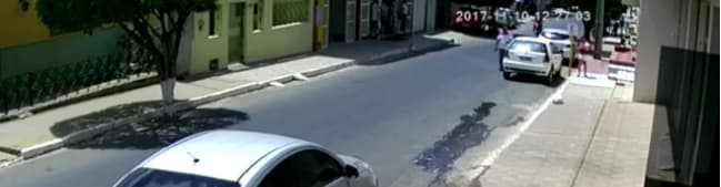 VÍDEO: Criança é arremessada e adulto arrastado em batida de carro com moto no interior do RN
