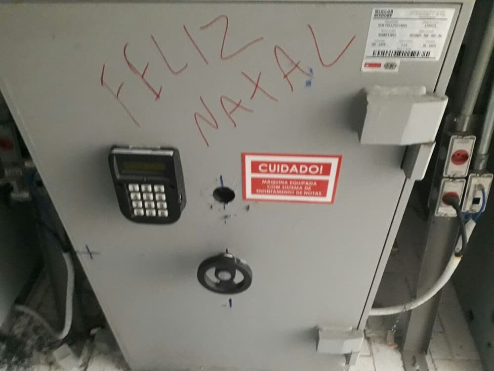 FOTO: Bandidos arrombam caixas eletrônicos e deixam mensagens de ‘Feliz Natal’ e ‘Bom Ano Novo’ no Agreste de PE