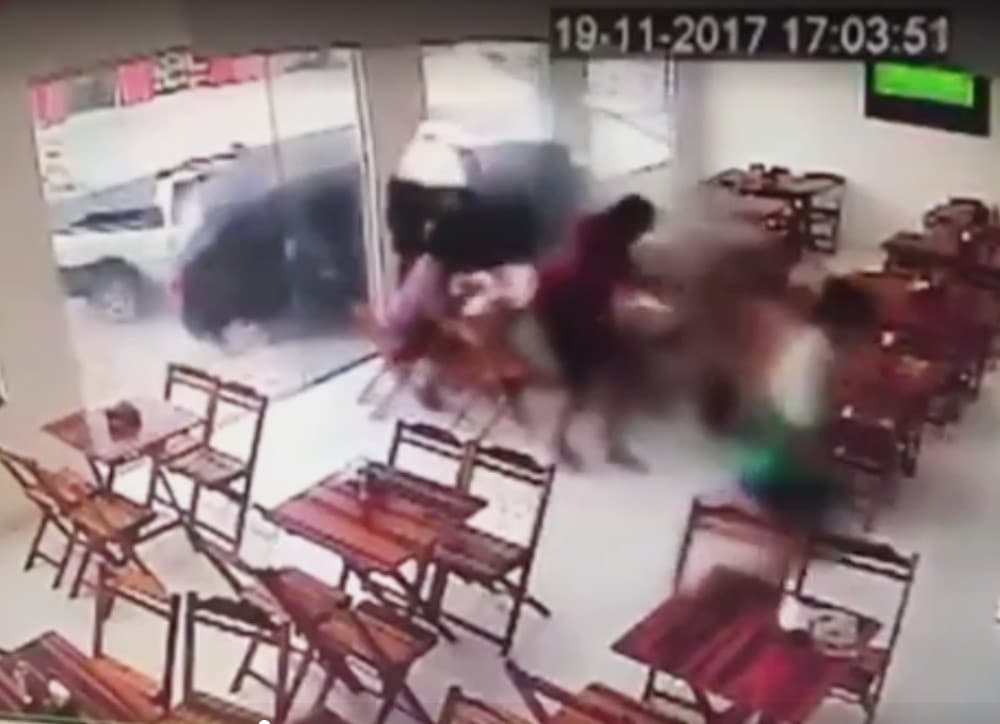VÍDEO: Carro invade padaria em Parnamirim e por pouco não atinge quatro pessoas