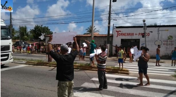 FOTOS: Protesto de moradores da comunidade "Mosquito" interdita Felizardo Moura