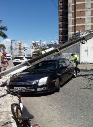 FOTO: Carro derruba poste em Ponta Negra