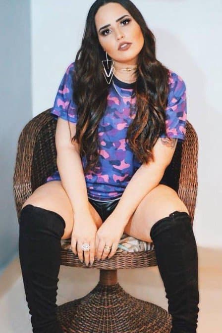 De volta ao funk, após quatro anos na carreira gospel, cantora Perlla rebate críticas de evangélicos: ‘Essa crentada é um saco'